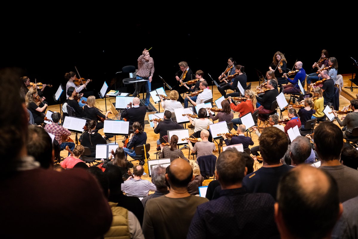 LesSiecles's tweet photo. 🔥Pré-générale avec une splendide énergie pour le projet #PlayingforPhilharmonie, regroupant collaborateurs de la #SociétéGénérale, musiciens des Siècles et chanteur des #Métaboles !
🎟️ Il reste des places pour le 6 décembre :
https://t.co/3TMHea6QWu
@Fondation_SG #pfp2022 https://t.co/63w4G4PcBi