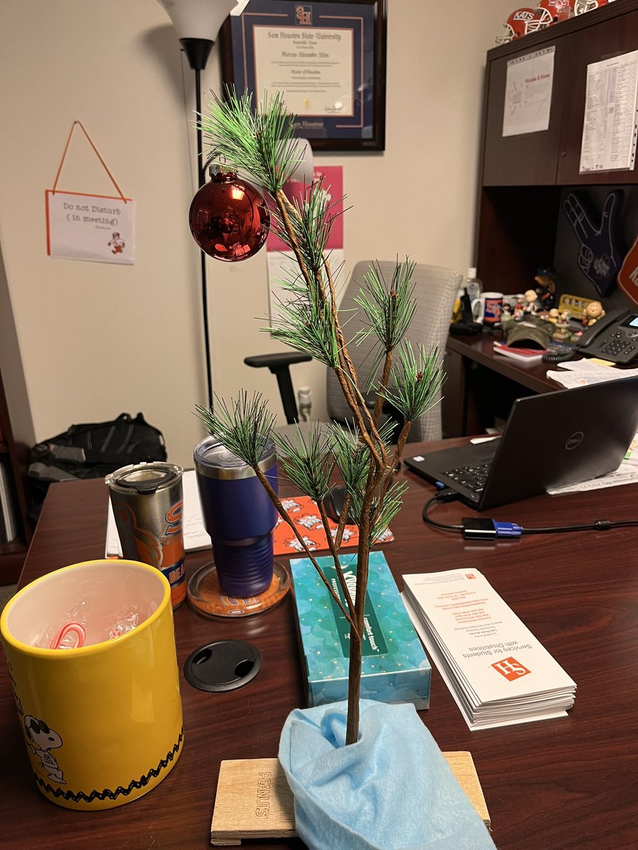 MarcusAllen1977's tweet photo. #officetree #ChristmasSpirit https://t.co/7nwIzrOfI8