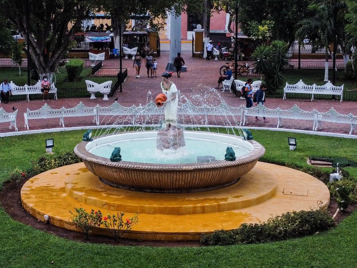 TuristaYucatan's tweet photo. El corazón de #Valladolid, #México, es su pintoresca plaza central. Allí se encuentra el Parque Francisco Cantón Rosado, cuya parte central luce una fuente conocida como “La Mestiza” que rinde homenaje a la mujer #yucateca, producto de la fusión de la cultura maya y española. https://t.co/rY3o5y4kXL