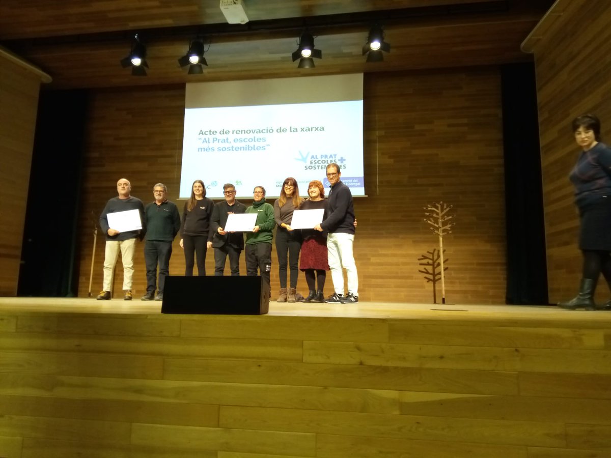 InsDali's tweet photo. Avui una petita representació dels nostres delegats i delegades verdes han assistit a l'acte de renovació de la xarxa "Al Prat, escoles més sostenibles". Han aprofitat per explicar algunes de les accions que porten a terme a l'institut. Moltes gràcies! Ho heu fet genial! https://t.co/tSII816ygl