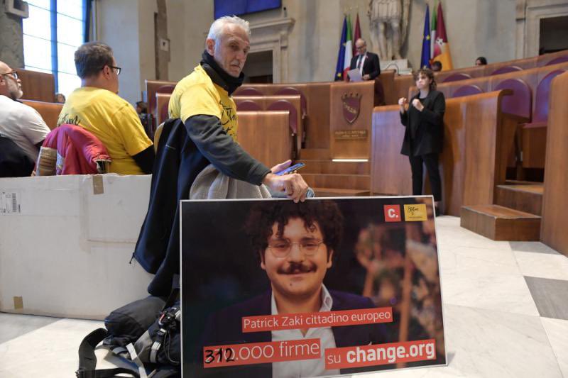 ChangeItalia's tweet photo. .@patrickzaki1 è da oggi cittadino onorario di Roma. In 19k avevano firmato la petizione per conferirgli la cittadinanza della capitale; 312k per conferirgli quella 🇮🇹e 🇪🇺, petizione lanciata da @Station2To su https://t.co/UIq8iNRfoc.Grazie a @gualtierieurope e tutta l’Assemblea. https://t.co/VnN1Xgx81Q