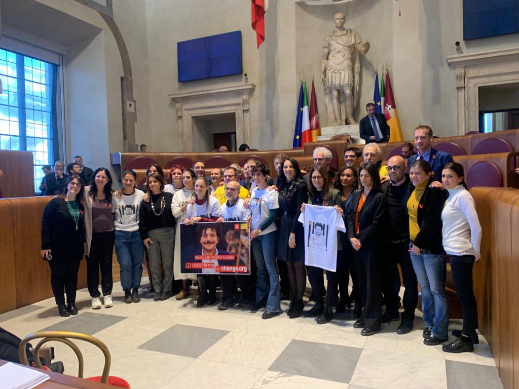 ChangeItalia's tweet photo. .@patrickzaki1 è da oggi cittadino onorario di Roma. In 19k avevano firmato la petizione per conferirgli la cittadinanza della capitale; 312k per conferirgli quella 🇮🇹e 🇪🇺, petizione lanciata da @Station2To su https://t.co/UIq8iNRfoc.Grazie a @gualtierieurope e tutta l’Assemblea. https://t.co/VnN1Xgx81Q