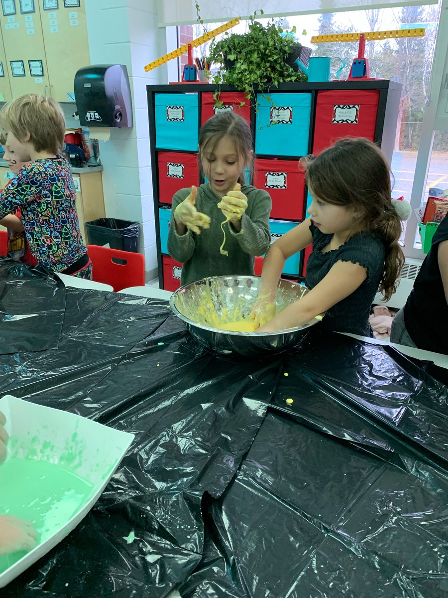 dewit2014's tweet photo. Science fun in grade 2:) #arps2022 https://t.co/h0lWwtMa6E