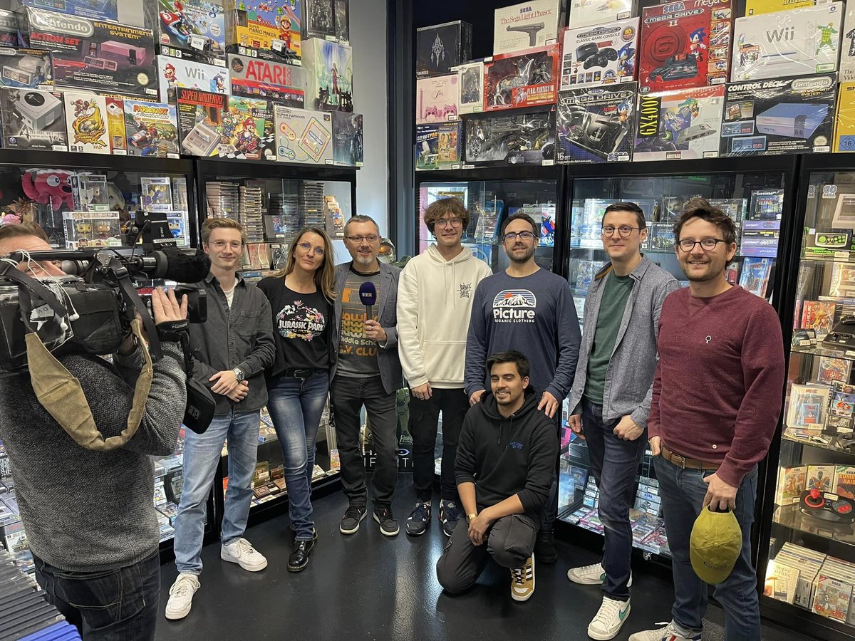 MyArcade2's tweet photo. 🤩 Tournage de @tf1 dans notre showroom de Tours pour un reportage sur nos bornes #madeinfrance🇫🇷 depuis 2013 🕹️👾

La team s’est surpassée pour présenter nos dernières innovations en matière de meubles d’arcade premium 💪🏼 On vous en dit plus très bientôt 😄

#arcade #bornearcade https://t.co/U2ZKzmHJ9t