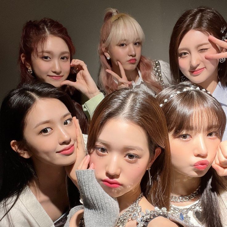 _luvkimjisoo's tweet photo. before the day ends, I just want to greet my girlies a happy 1VE day!! you deserve everything you have right now and i'm very very proud of you, i love you my six, so much <33 https://t.co/02akM5NgBR