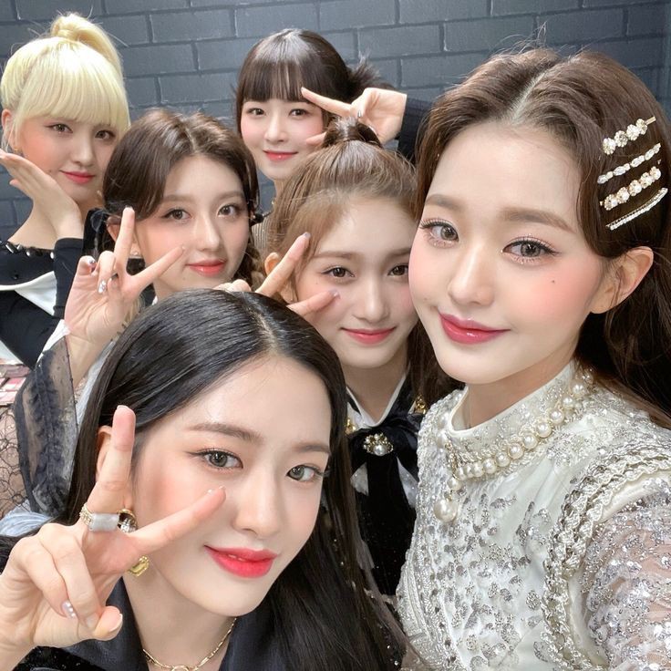 _luvkimjisoo's tweet photo. before the day ends, I just want to greet my girlies a happy 1VE day!! you deserve everything you have right now and i'm very very proud of you, i love you my six, so much <33 https://t.co/02akM5NgBR
