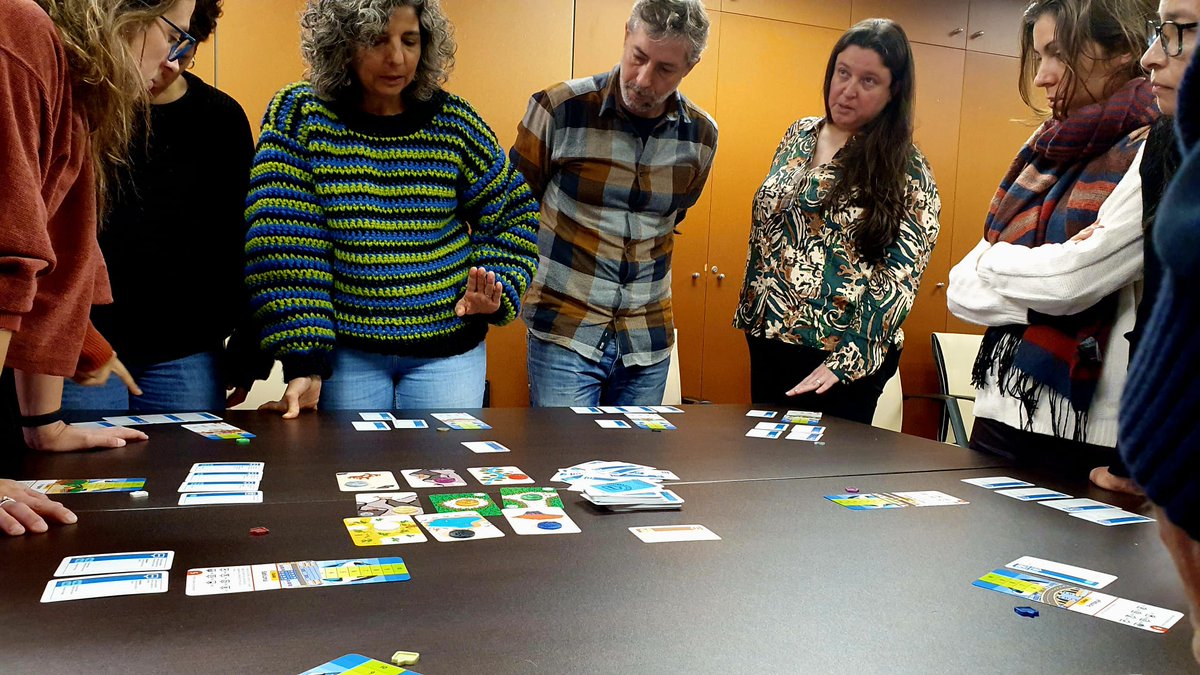 SandraBoni4's tweet photo. estupenda continuación del último seminario en @Ingenio_CsicUpv Hoy @RaulhContreras de @nittua nos ha presentado el juego #consortium https://t.co/NHYhOV9eQ9 juego de cartas colaborativo en el se gestiona un municipio para poder alcanzar el #bienestar de todos los territorios! https://t.co/OVm6NANeZ9