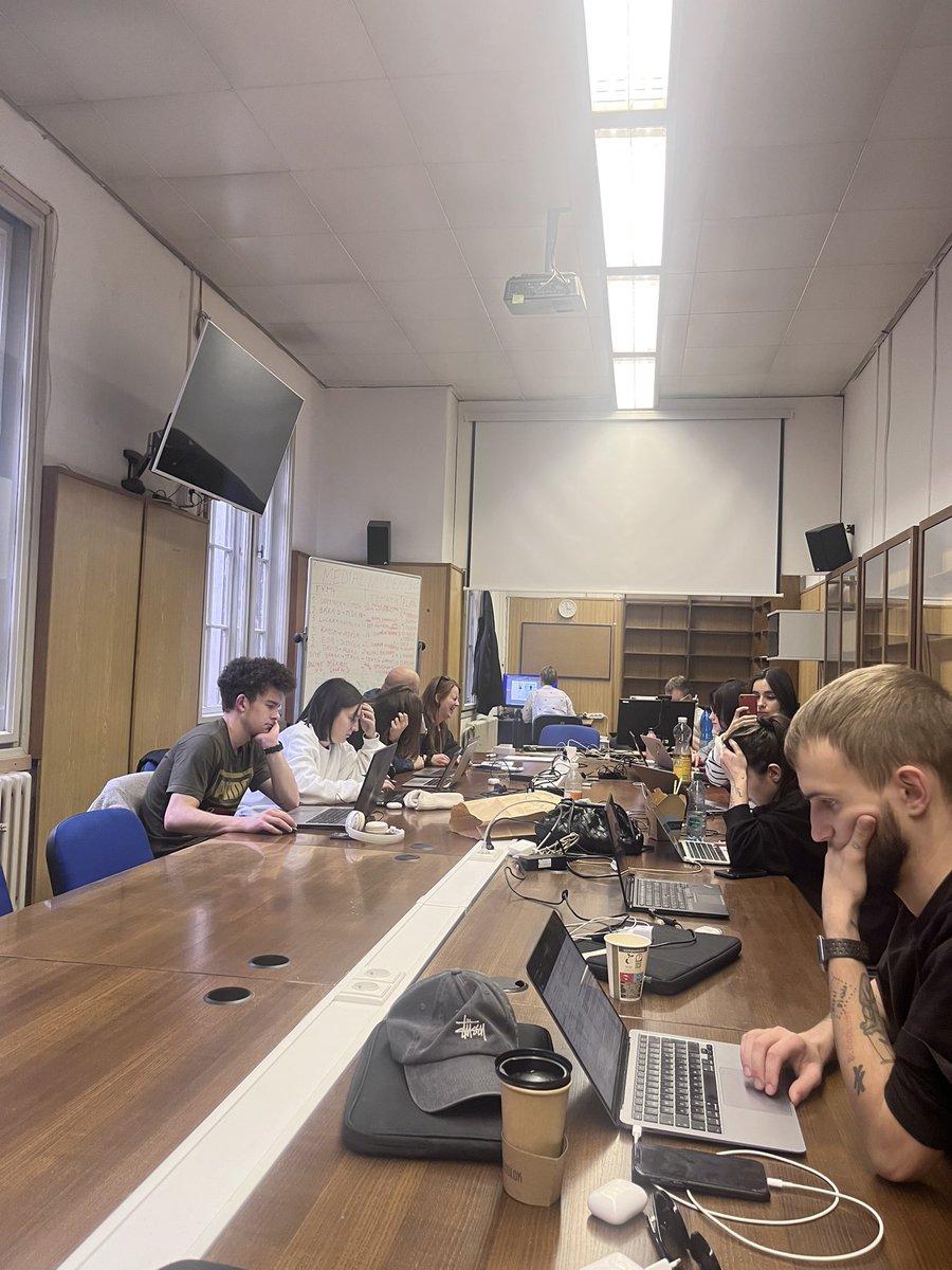 VOSP_Praha's tweet photo. Redaktoři @Generace20 pilně pracují na textech. https://t.co/Xd9Ra4cwEm