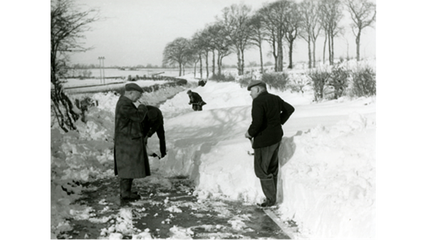 BeginsHistory's tweet photo. Snow drifts at Harleston, #Norfolk, during the notoriously harsh winter of 1947.
When was the coldest winter that you remember? Is there someone you could #JustCall to share some memories?
https://t.co/iR4B840ikL
#HBAHWinter #EndLoneliness https://t.co/G4tA81l5V1
