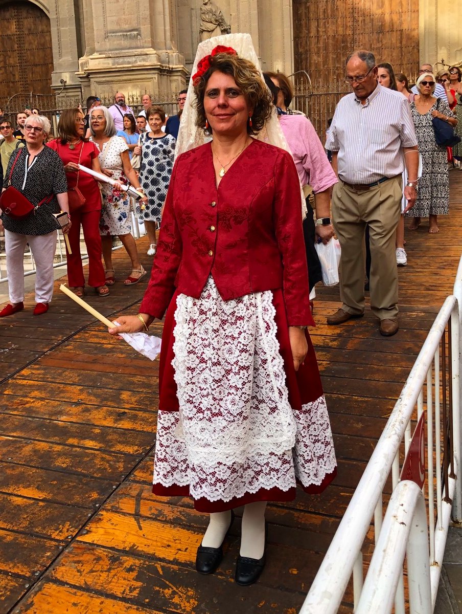 Among the infinity of traditional dresses that exist in Spain, there are some that are in danger of disappearing, such as the traditional dress of the city of Granada. Fortunately, in recent years it has been claimed and now it is more common to see it in certain events. 😊💐