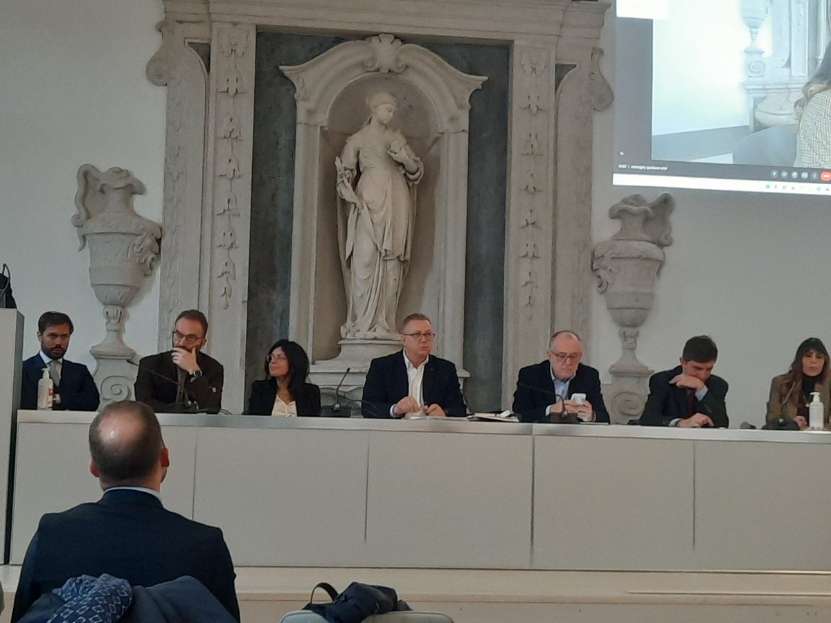 vale_cittadin's tweet photo. Il Segretario Generale della @UsrVeneto @grefosco partecipa alla tavola rotonda sulle #Unitadicrisi di @venetolavoroRV
#partecipazione #lavoro #impresa #sviluppo https://t.co/yyAnp59i7x