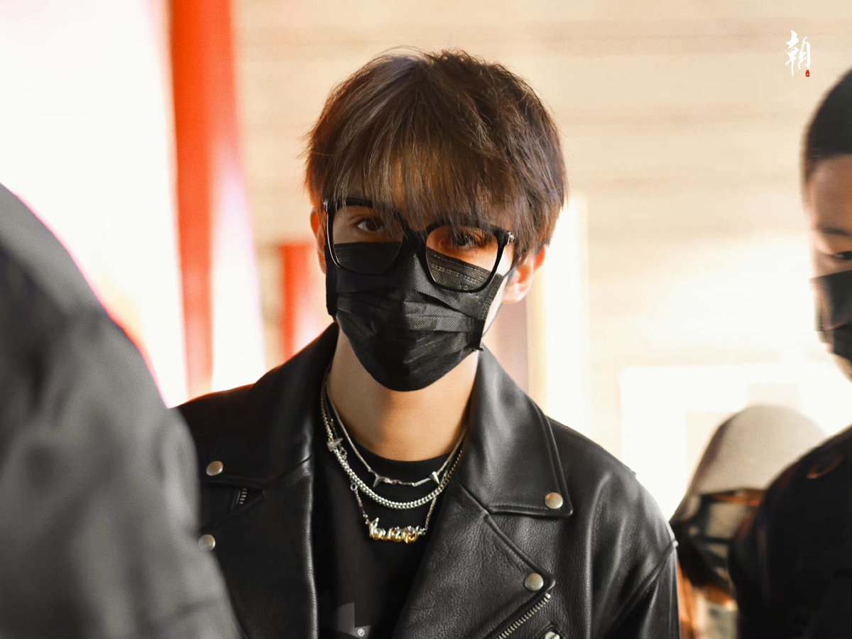 ทำไมมองรูปนี้แล้วนึกถึงประโยคคำสั่งจากท่าน ผบ.หลัวว่า รอดีๆนะครับ ไม่งอแงกันนะ 😅😆 #LuoYizhou #หลัวอีโจว #罗一舟