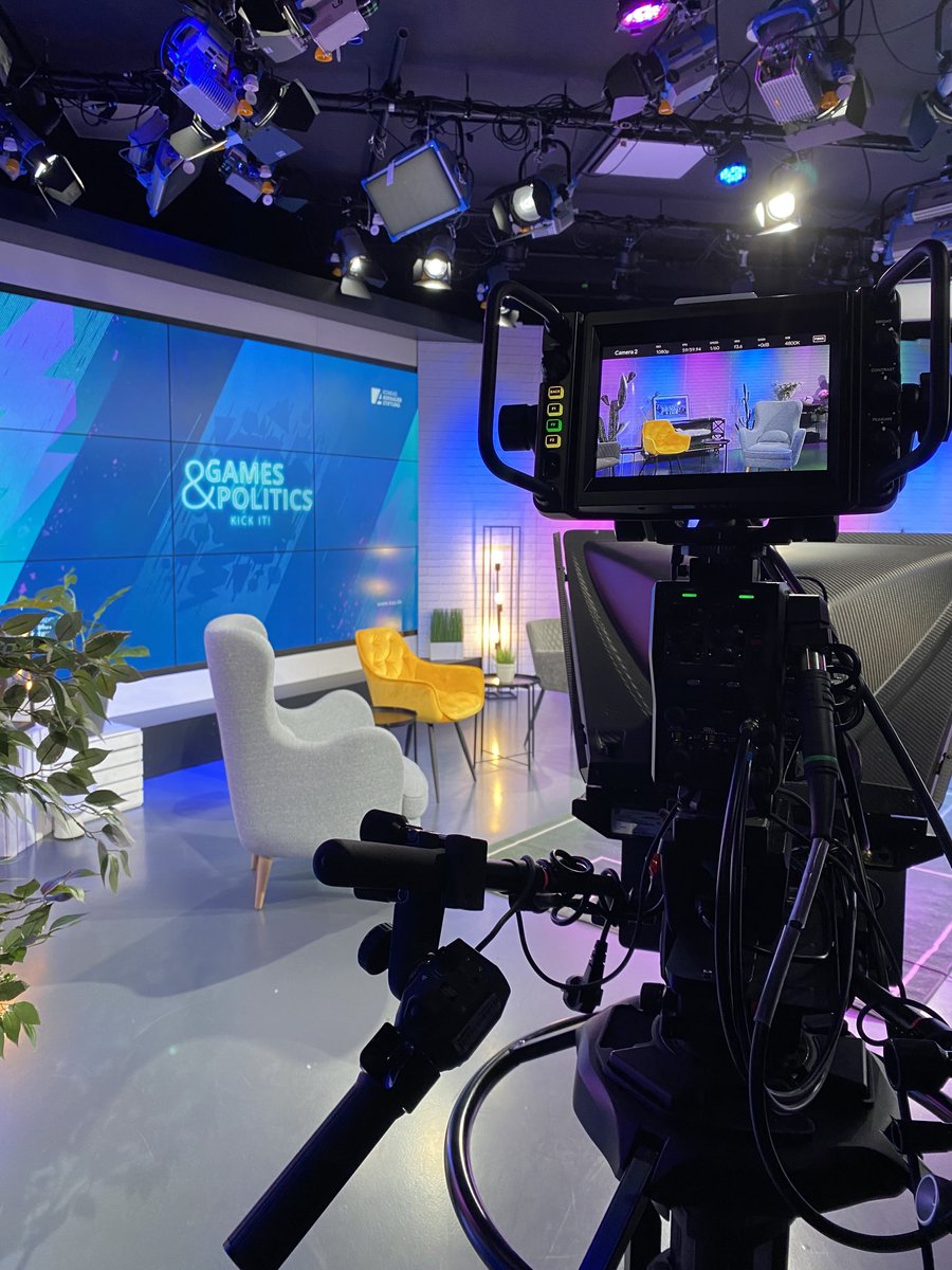 Politsnack_KAS's tweet photo. Um 16:00 Uhr geht’s los mit #gamesandpolitics. Wir sprechen über #Fussball #Gesellschaft #Menschenrechte @TwitchDE⁩ Schaut rein: https://t.co/jyE0adKcyW https://t.co/T6akMA7bVz