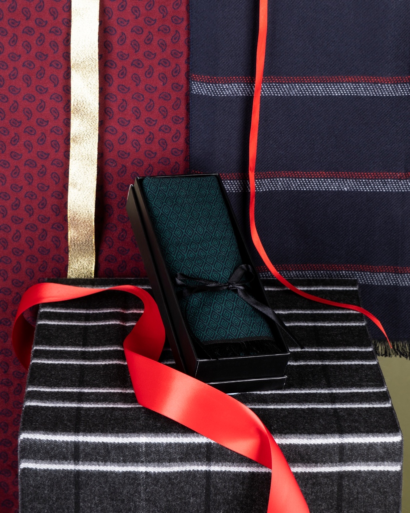 Scarves that fit the festive season...⁠