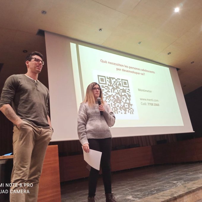GrupGRISIJ's tweet photo. Segon taller d'@AdolescenciaUdL "Què necessiten les persones adolescents?" impartit per @aida_aum i @ErtaMajo110, amb la participació d’@AinoaMateos.
Jornada per involucrar #adolescents en la #recercasocial de @GrupGRISIJ donant la seva opinió sobre les seves necessitats. https://t.co/qGiRCIjcHn