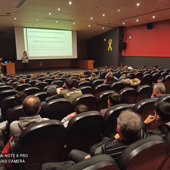 GrupGRISIJ's tweet photo. Segon taller d'@AdolescenciaUdL "Què necessiten les persones adolescents?" impartit per @aida_aum i @ErtaMajo110, amb la participació d’@AinoaMateos.
Jornada per involucrar #adolescents en la #recercasocial de @GrupGRISIJ donant la seva opinió sobre les seves necessitats. https://t.co/qGiRCIjcHn