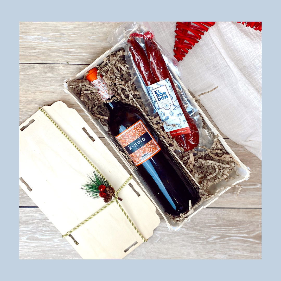 sinclabox's tweet photo. Nuestra caja para dos botellas de vino la utilizáis muchas veces para hacer packs de productos gourmet, ¡y es una idea genial! ✨ El separador de madera que se coloca en el medio se puede poner y quitar, por lo que puedes poner dos botellas de vino bien protegidas o una botell https://t.co/2JMCy8Z6lG