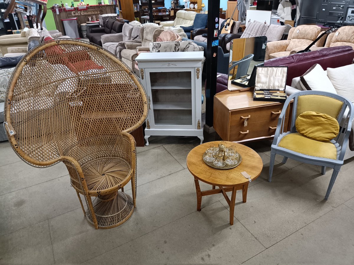 EmmausDover's tweet photo. Retro / Antique display
#rattan #peacockchair #retro #vintage #preloved #doverkent https://t.co/CsdtNzfnzw