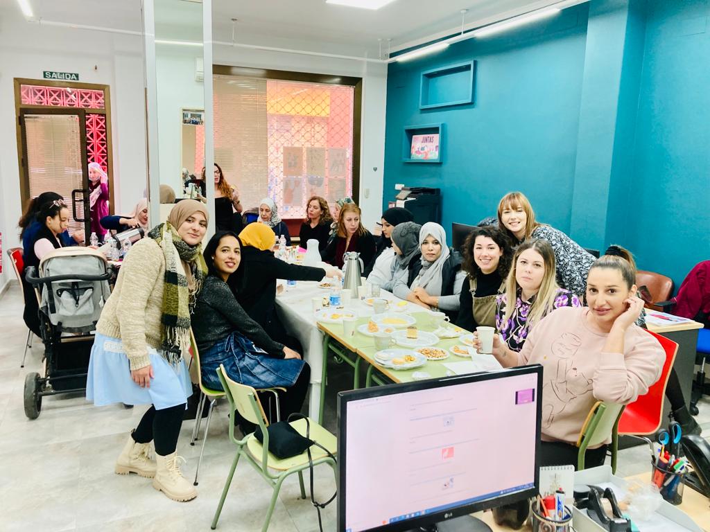 ColumbaresONG's tweet photo. En @Columbares_CV estamos realizando convivencias entre usuarias y profesionales en la sede de #Orihuela para celebrar el fin de los proyectos 👇🏾
#freya
#MamisDelMundo
#MujeresAgentesDeCambio
#TuEresElFuturo
ℹ️https://t.co/NNAcCRkIyZ
Financia: @GVAinclusio
#ComunidadValenciana https://t.co/cnVzFGRA2k