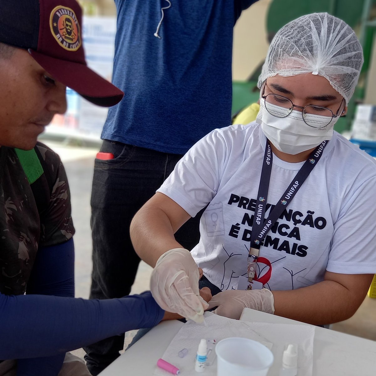 ap_svs's tweet photo. O Governo do Estado está ofertando diversos serviços de prevenção e combate as Infecções Sexualmente Transmissíveis no aterro sanitário de Macapá. https://t.co/V62X8AFcoD