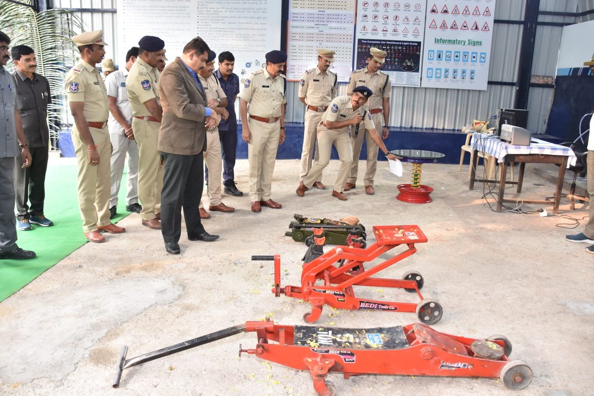 MalkajgiriCop's tweet photo. #CP_Rachakonda Sri. #Mahesh_Bhagwat_IPS, inaugurated Rachakonda #Mechanical_WorkShop with Hydraulic lift of MCs, LMVs, HMVs, AirCompression & Mechanical Tools in CAR HQrts Amberpet. #ADCsP CAR HQrts, CAR Bhongir, CSW, ACsP and RIs have attended. https://t.co/wLYNppKcOD