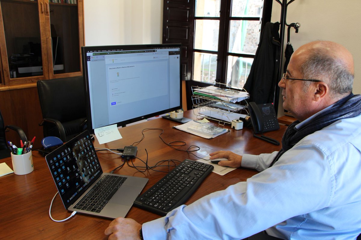 ✅ Aquí os dejamos algunas de las imágenes de la jornada electoral de hoy en la Universidad de Extremadura.
💡 ¡Recuerda! Puedes votar hasta las 19:00 horas. ¡No te olvides! 🤔
‼️ ¡Vota! ¡Participa! 📩