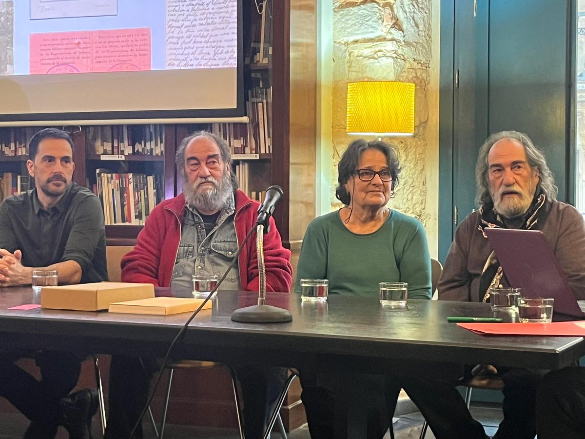catmemoria's tweet photo. 📕 El director del @catmemoria, Jordi Font, ha participat en la presentació del projecte "@PapersdeGuerra. Pepe Castells i Pubill". Pensada com una experiència, la publicació transforma un relat personal en una història d’interès general.

📌 Editada amb el suport del Memorial. https://t.co/37G86MFBzU