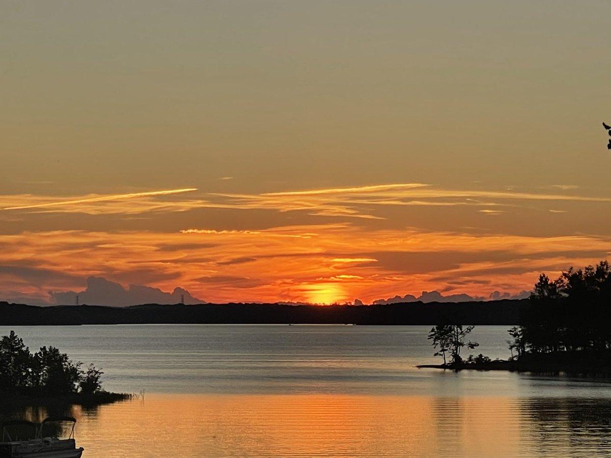 DeAnna_MCarlson's tweet photo. Sunset at Sunset Cove #KerrLake #LakeLife https://t.co/9Fye9CWe8K