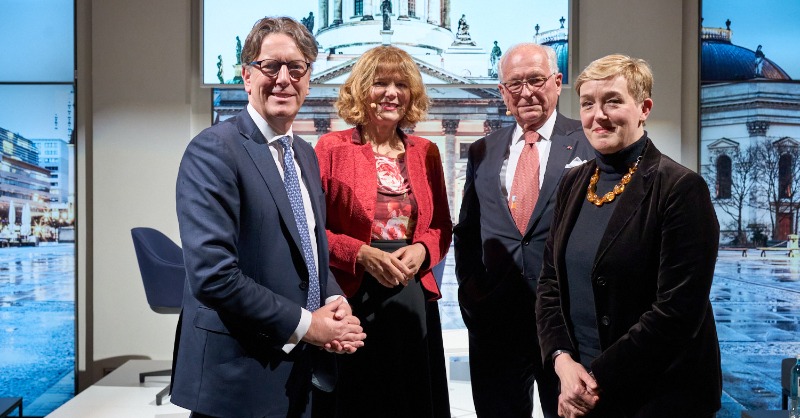 KfW's tweet photo. Eine Plattform für den Dialog zu gesellschaftspolitischen Themen – dafür steht der #BerlinerSalon der #KfW.
Im Rahmen dieser haben Prof. Ischinger, @MunSecConf & Dr. Stelzenmüller, @BrookingsInst, gestern über die Weltunordnung & die Rückkehr der #Geopolitik diskutiert. 📣