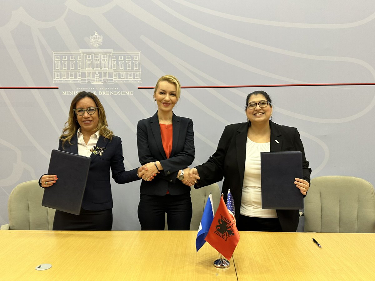 UNDPAlbania's tweet photo. 1/2: Good news: @USAIDAlbania joined development partners @EUinAlbania @SwedeninAL, Gov of #Switzerland, and @PuneteBrendshme adding their support to the "Sustaining and Advancing Local Governance Reform" Project in Albania 🇦🇱
#STAR3
@RominaKuko https://t.co/OvNO5H6N3W