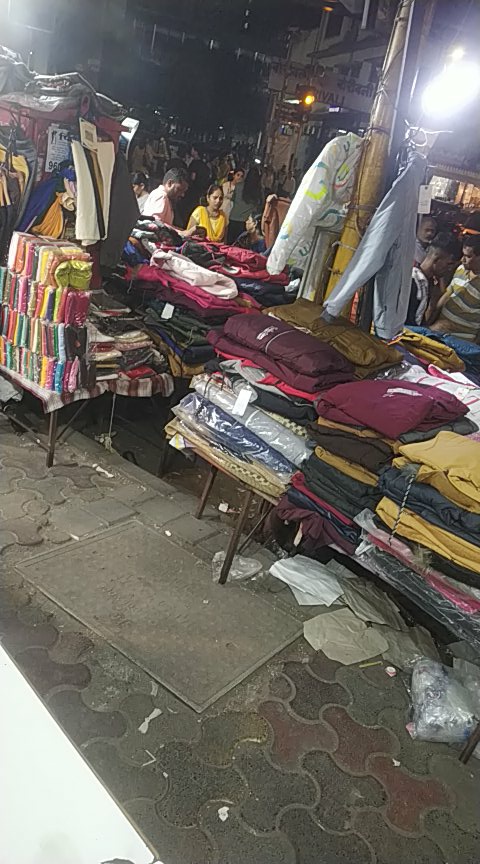 BmcComplaint's tweet photo. @mybmcWardRC @mieknathshinde @Dev_Fadnavis @iGopalShetty See latest pics st L. T road, just opposite at borivali stn.(West) https://t.co/3PQbcw6glT