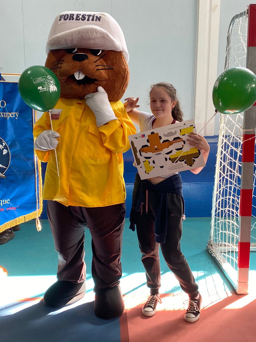 conaf_aysen's tweet photo. El colegio Antoine de Saint-Exupery de #Coyhaique fue el lugar donde realizamos una feria de educación ambiental y prevención de incendios forestales, entregando recomendaciones para el cuidado de los bosques y fauna silvestres 🌳🦌como también sus principales amenazas❌ https://t.co/yAKROjOO42