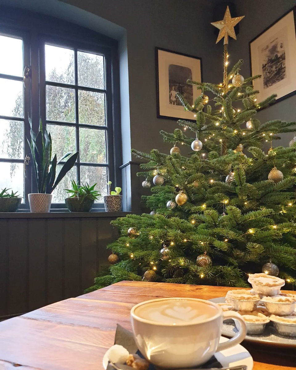 Lock_Keepers's tweet image. The tree is up and we are officially in the Christmas spirit 🎄 We're taking Christmas party bookings so get in touch 01452 332900 or email eat@thelockkeepers.co.uk