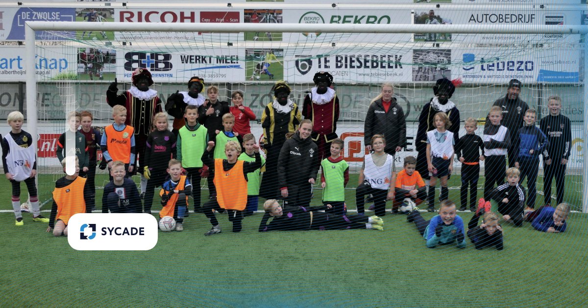 Sycade's tweet photo. Sinterklaas 🎁 slaat niemand over. Gisteren was de Sycade voetbalschool bij @scgenemuiden aan de beurt! Aan de beelden te zien hadden de pieten en de kinderen er  lol in! 😃
https://t.co/aUFk3Kv6fF
Dank u Sinterklaasje! ❤️‍🔥 #hoofdsponsor #jeugdvoetbal #genemuiden #sinterklaas https://t.co/8BFiW1PXby