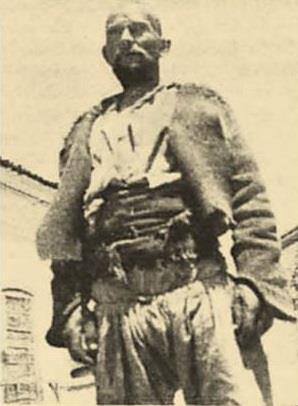 Gıyas Tekin 1936'da Seyit Onbaşı'yı köyünde buluyor ve röportaj yapmak istiyor. Seyit Onbaşı ise "Ben ne yaptım ki, siz o günü görseydiniz..." diye basitçe anlatmaya başlıyor. 
"Düşman gemileri Şubat ayın son günlerinde bir yol Boğaz'ı zorlamış ve boyunun ölçüsünü almıştı...