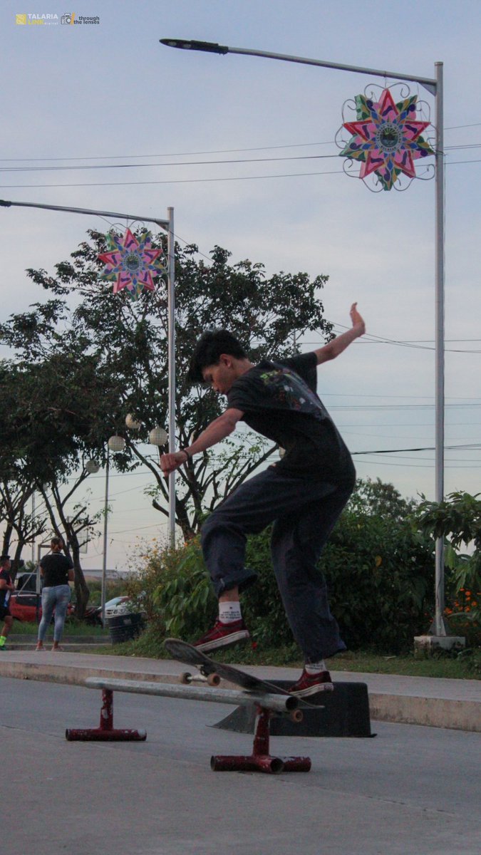 TalariaLink's tweet photo. Through the lenses
Can you kick it?
Young skateboarders of Malolos, Bulacan, practice their tricks in front of Malolos City Hall in the afternoon.
#TaraSkateboardTayo
#TalariaLinkDigital
#WingedStories
#DigitalJournalism https://t.co/5wl1x77xr3