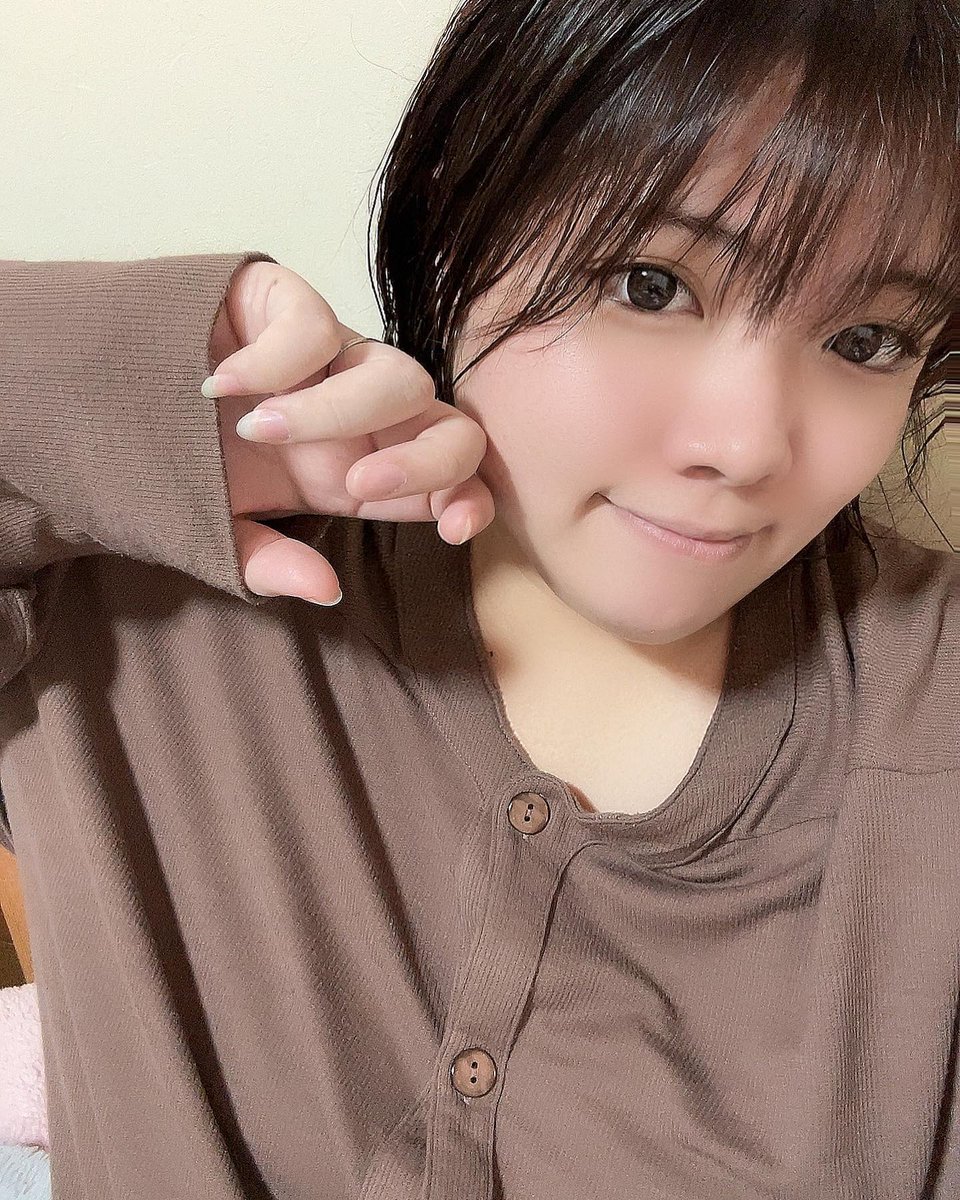 グラマープリンセスさんのナイトウェアの紹介♡

正直めちゃくちゃ着心地気に入っててめちゃくちゃ高頻度で着てる(笑)

肌触りがほんと気持ちいんだよね♡
別にふわふわしてるーとかそういうのはないんだけど、めちゃくちゃ肌に… instagram.com/p/Cllk4vzy31-/