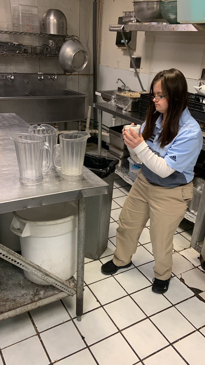 JenniferDeber11's tweet photo. Making tea for the main dining room @ Rivermont Golf Club. https://t.co/7VmK8J3gyA