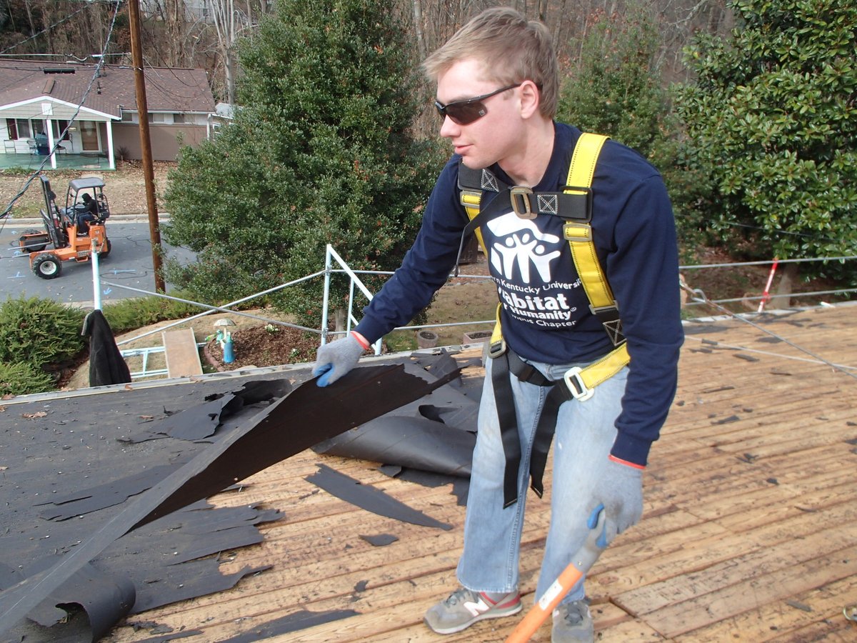 wkuogden's tweet image. The @WKUHabitat campus chapter will send a volunteer group to Winston-Salem, NC next week to assist with building homes. 

Read more: wku.edu/ogden/news/ind…