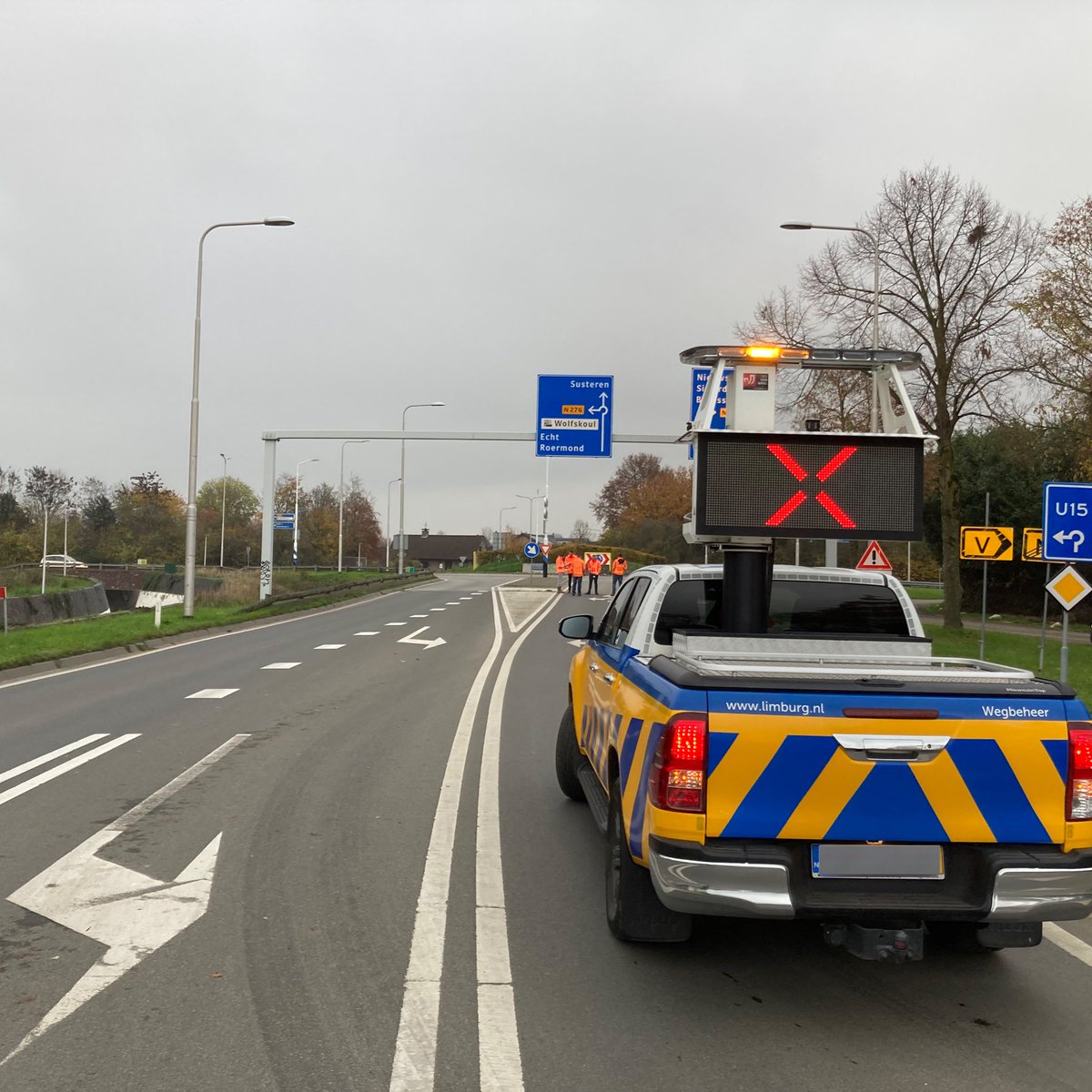 WIS_Limburg's tweet photo. Door een sinkhole en kans op verzakking van het wegdek, is de #N296 ri. Susteren dicht. Verkeer wordt vanaf de #A2 lokaal omgeleid. Onbekend hoe lang de reparatie gaat duren.❌❌ ^WIS Joep @RWSverkeersinfo @Gemeente_ES @ANWBverkeer https://t.co/g4E3n4yLtg