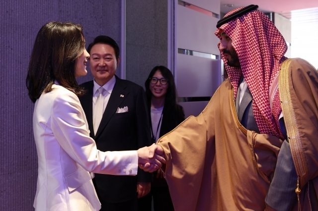 지금 바이든이 윤석열 이 개새끼 죽인다고 하고 있음 ㅋㅋㅋㅋㅋㅋ

 윤석열 이 개새끼가 우리나라가 개발한 국방기술들을 사우디에 넘기겠다고 했나봄
 ㅋㅋㅋㅋㅋㅋ

 사우디는 그 기술로 무기 생산하고 
 이 개새끼가 나라 팔아묵음

 바이든 지금 졸라 빡쳤다고 외신에서 기사남 ㅋㅋㅋㅋㅋㅋㅋ