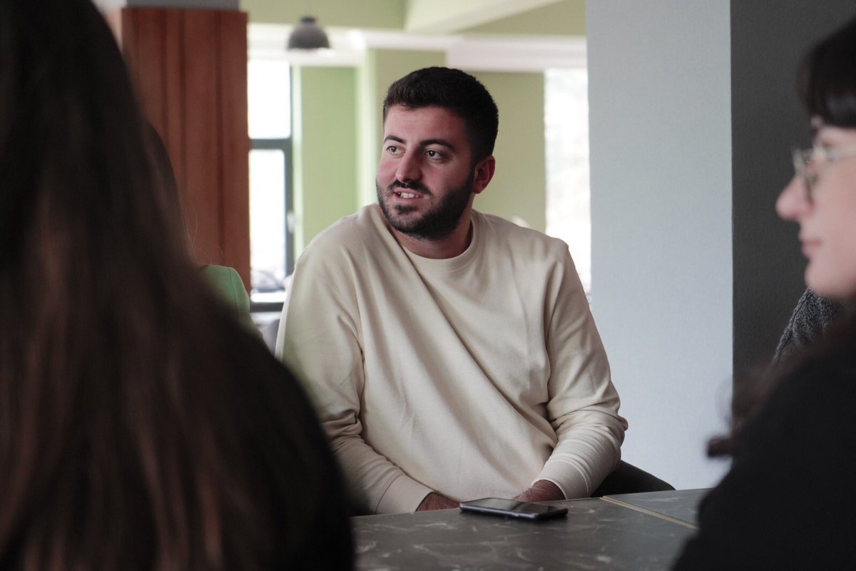 Bugün Genel Başkan Yardımcımız Onursal Adıgüzel, Parti Meclisi üyelerimiz Sevgi Kılıç ve Erbil Aydınlık ile beraber Maltepe Üniversitesi Atatürkçü Düşünce Kulübü’nden öğrenci dostlarla beraber kahve içtik.