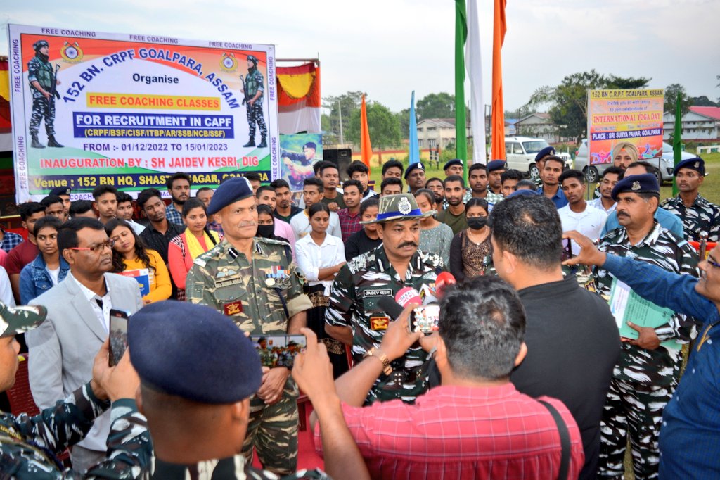 commandant152's tweet photo. #152BnCRPF द्वारा #CAPFs में भर्ती हेतु फ्री कोचिंग क्लासेज का शुभारंभ श्री जयदेव केसरी @RangeOpsCrpfLA द्वारा किया गया
45 दिवसीय प्रशिक्षण में विशेष चयनित शिक्षकों द्वारा लिखित एवं शारीरिक दक्षता परीक्षा की तैयारी करवाई जाएगी
@crpfindia @NesHqr @DCGoalparaAssam @Goalpara_Police https://t.co/TSaSnkvCoa