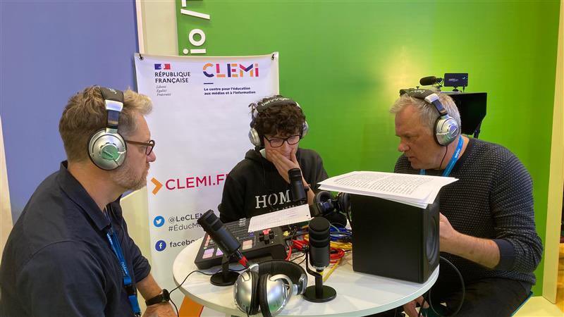 reseau_canope's tweet photo. 🎧 À #EducatechExpo, l’équipe de @LeCLEMI vous accueille à son atelier #Webradios !
➕d’infos sur l’accompagnement proposé par le #Clemi 👉 https://t.co/MlGgUknf1R
#EMI #EducMediaInfos https://t.co/G2Lwc8DsAF