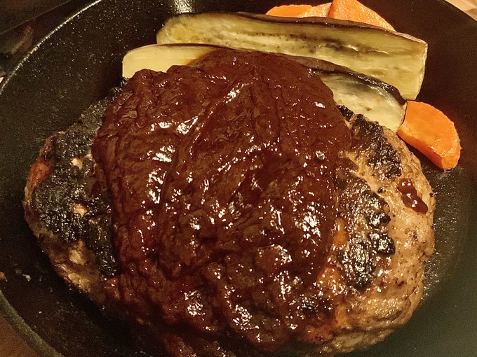 ハンバーグがしぬほどデカくてデカい
なぜか巨大ハンバーグになる
うめえ 