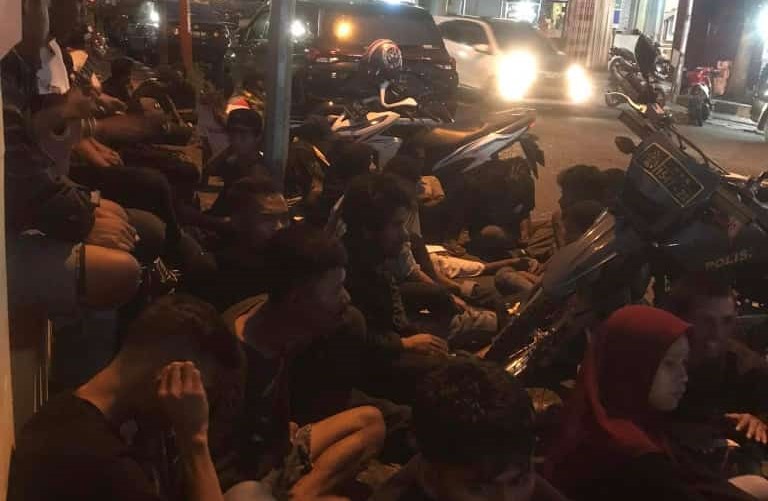 News_jubi's tweet photo. Berita Papua // Tuntut polisi bebaskan 8 demonstran 1 Desember, massa gelar aksi duduk di depan Polres Ternate https://t.co/izgY5Inygo https://t.co/o8OY3YZGuJ