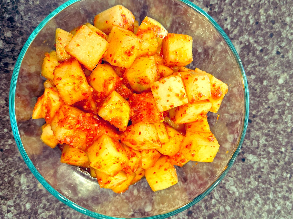 사온 무가 맛있길래 오랜만에 깍두기 하느라 리오 출근했는데 아는척을 많이 안하니  음식 냄새는 나는데하며기다리고 있다. 
빨리 익게 한그릇은 내놨는데 벌써 점심에라면 먹고 싶어진다.