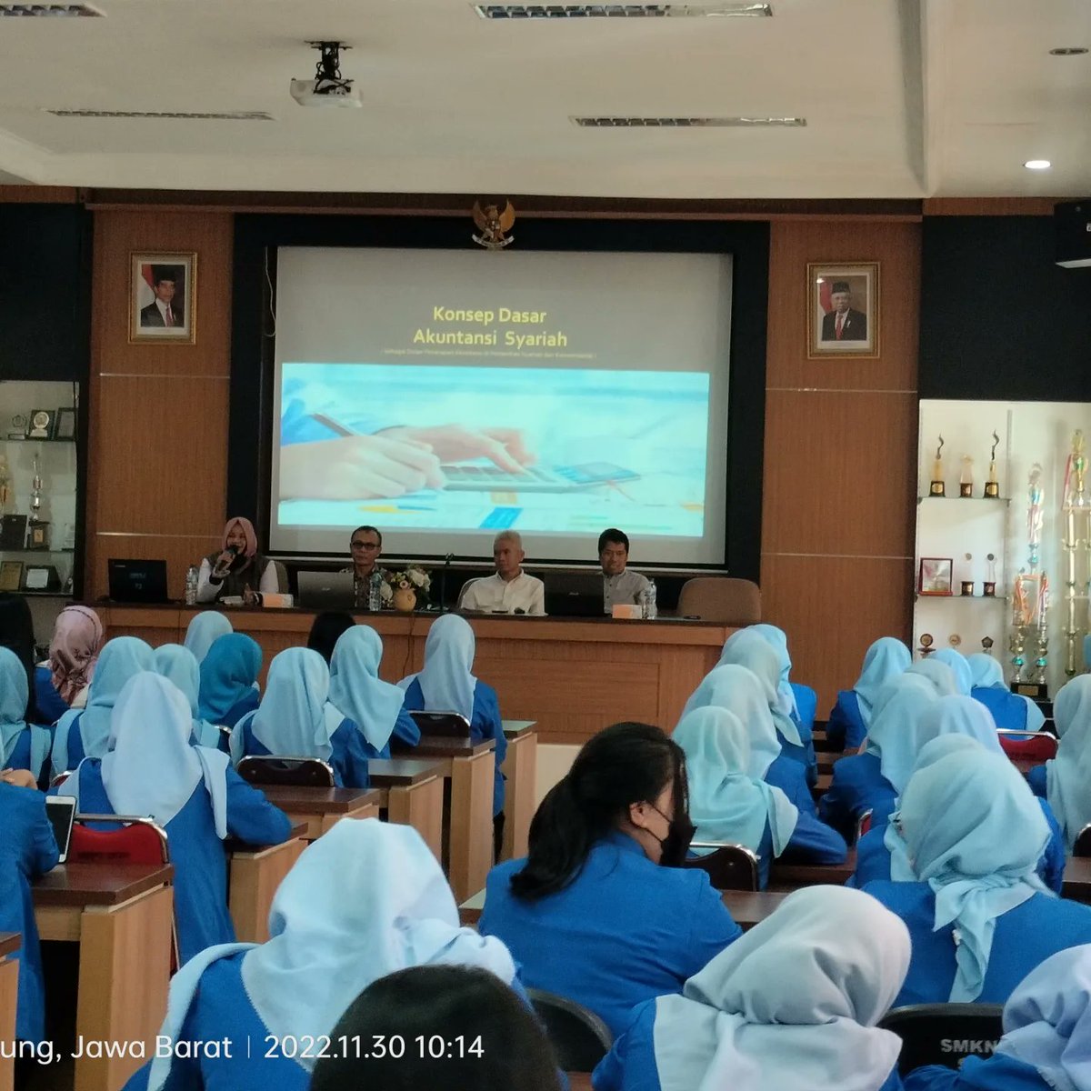 OfficialSmkn's tweet photo. Sebagai Guru tamu kali ini adalah Bapak Dr.Rukanda Ahmad Sulanjana, SE.,https://t.co/ejZXv4BVXT yang menjabat sebagai  Komite Audit  Bank Jabar Banten (BJB) Syariah.Semoga pengetahuan yang didapat bisa menambah manfaat.@disdik_jabar @cadisdik7 @bjbsyariah https://t.co/NOTTwFSRgp