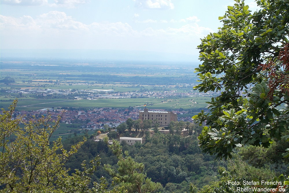 RheinWanderer's tweet photo. #Wandern im #Pfälzerwald: Eine herrliche #Wanderung auf dem Pfälzer #Weinsteig von #Neustadt/#Weinstraße über das @SchlossHambach (Foto) und den #Kalmit-Gipfel nach #SanktMartin. Mein #Tipp: Besucht das Schloss! Mehr Fotos + Infos hier: https://t.co/krsJY6yMXF #Pfalz #RLPerleben https://t.co/kxXFZFP6Bt