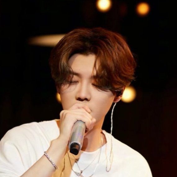 lu01042012's tweet photo. #LuHanUnpluggedConcert 
#LuHanLongTimeNoSee https://t.co/qZe0fXm6gm